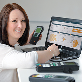 Test Equipment Management Eine Mitarbeiterin verwendet das Prüfmittelmanagementsystem PRIMAS mobil.