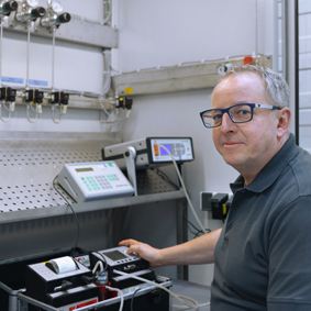 Calibration of flue gas in the analytical laboratory Calibration in the field of gas analyses and other chemical analyses