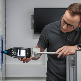 Calibration of free field and pressure microphones in the acoustics laboratory Calibration in the free field and pressure chamber