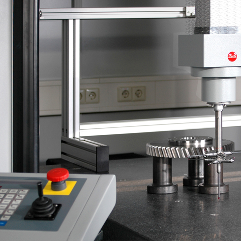 Calibration on a large number of high-precision coordinate measuring machines