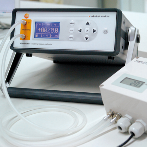 Calibration of pressure transmitters with the pressure calibrator Pneumator