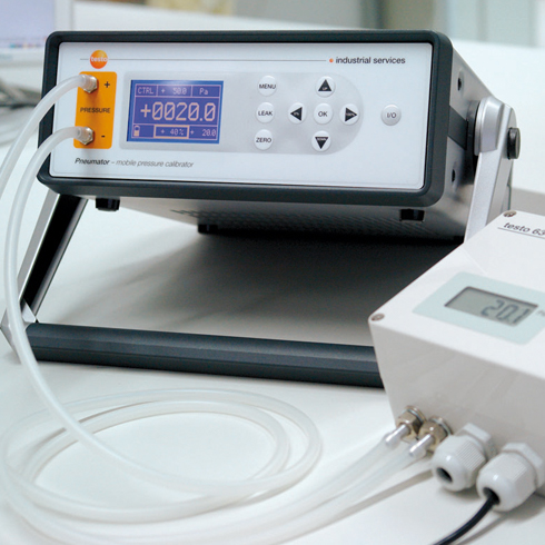 Pressure calibrator Pneumator with testo 6344 Calibration of pressure transmitters with the pressure calibrator Pneumator