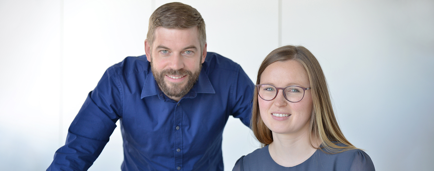 Testo is on a growth course and promotes specialists and executives. An employee and a female employee of Testo work together at their desks and look into the camera together.