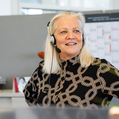 Our employees tell stories up close and personal. A Testo employee on the phone.