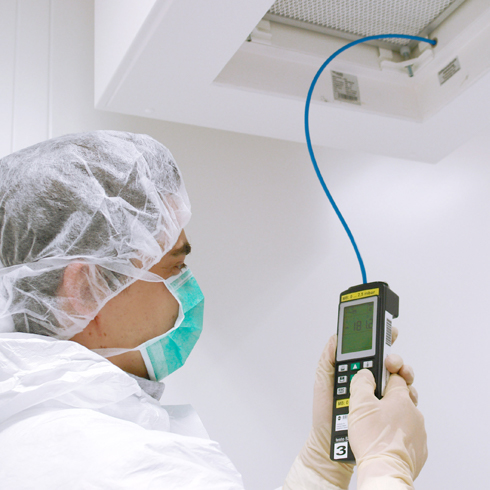 Performing a differential pressure measurement on a HEPA filter in a clean room