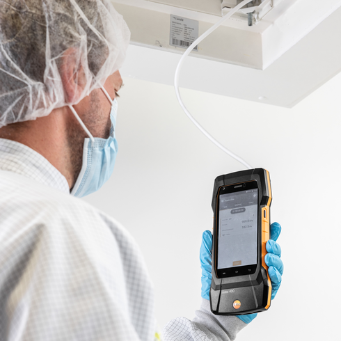 Performing a differential pressure measurement on a HEPA filter in a clean room