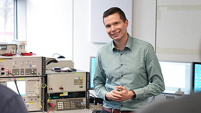 We have team spirit! - Our values We have team spirit! Testo employee in the laboratory.
