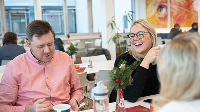 Testo offers ultimate company parties and cool activities for their employees. Testo employees sit together at the table, eat and have fun.