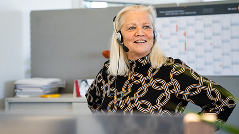 We are authentic! - Our values We are authentic! Testo employee in conversation.
