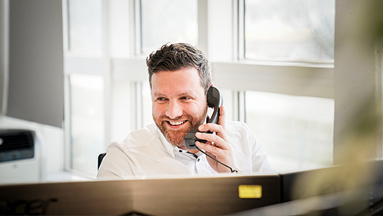 We are customer oriented! - Our values We are customer oriented! Testo employee on the phone.