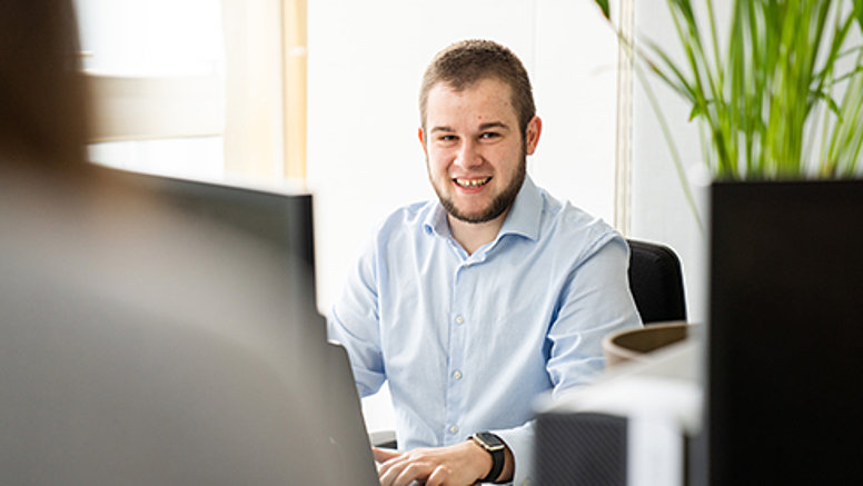 We are solution-oriented! - Our values We are solution-oriented! Testo employee sitting at computer.